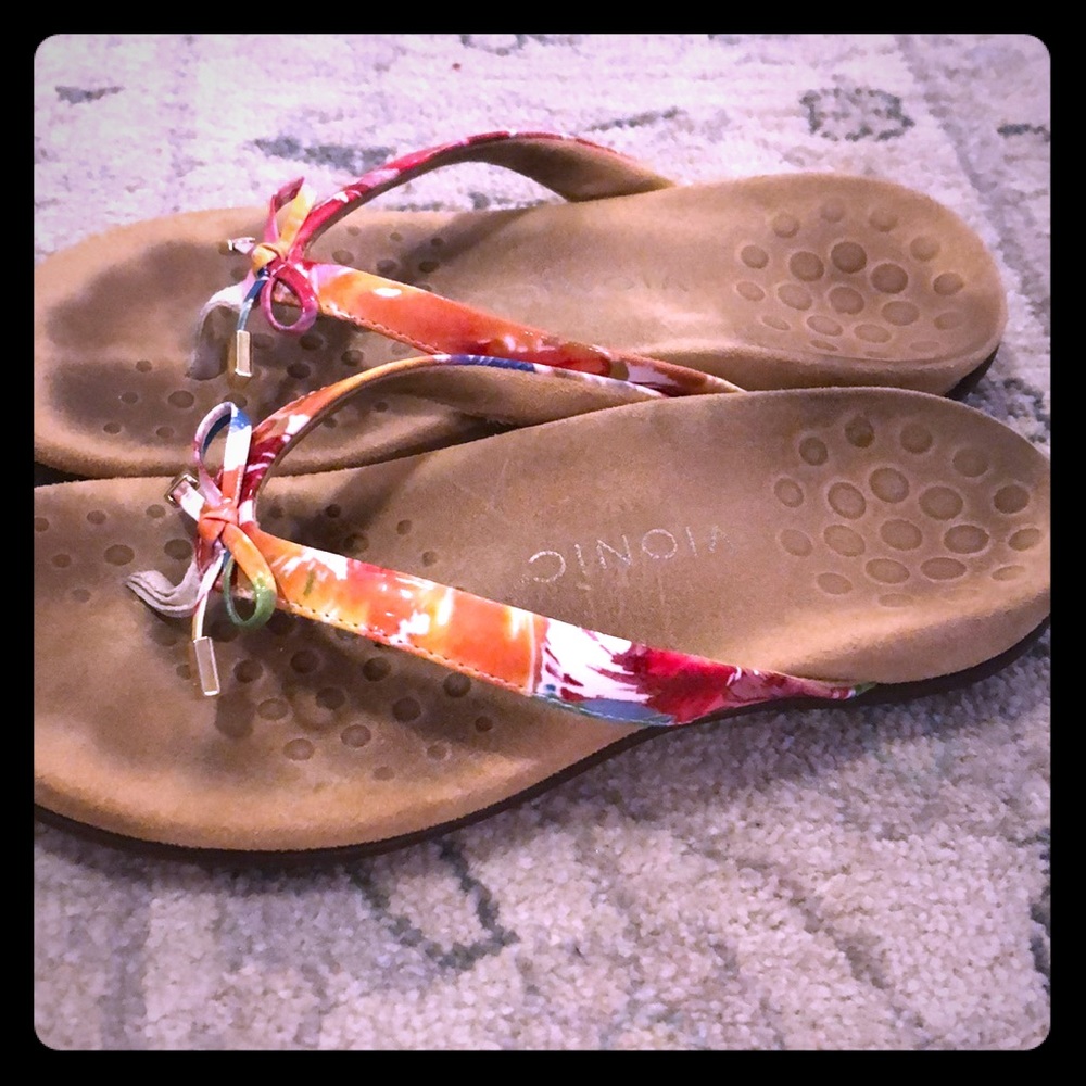 Vionic floral orthaheel flip flops